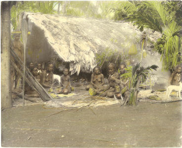 229034 Groep Marind-anim voor een gemeenschappelijke hut in Poëpe (Indonesië)